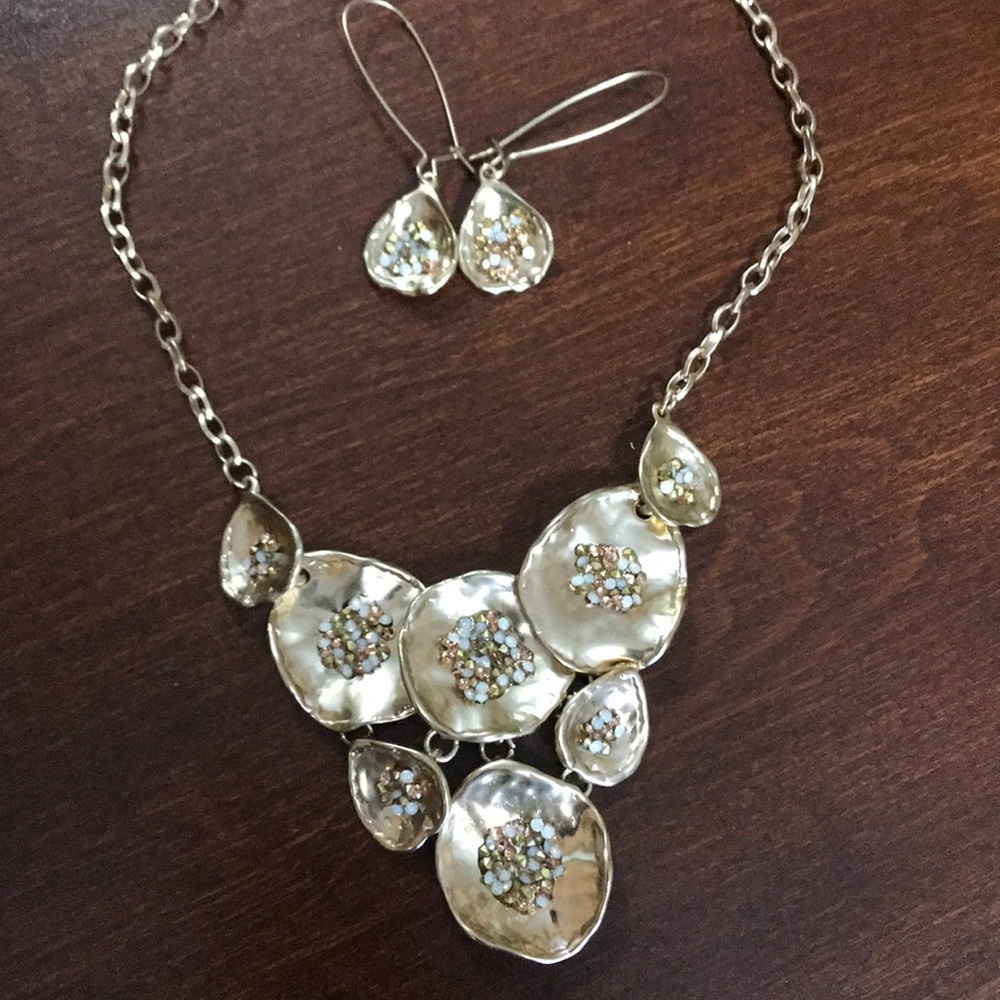 Necklace w/matching earrings